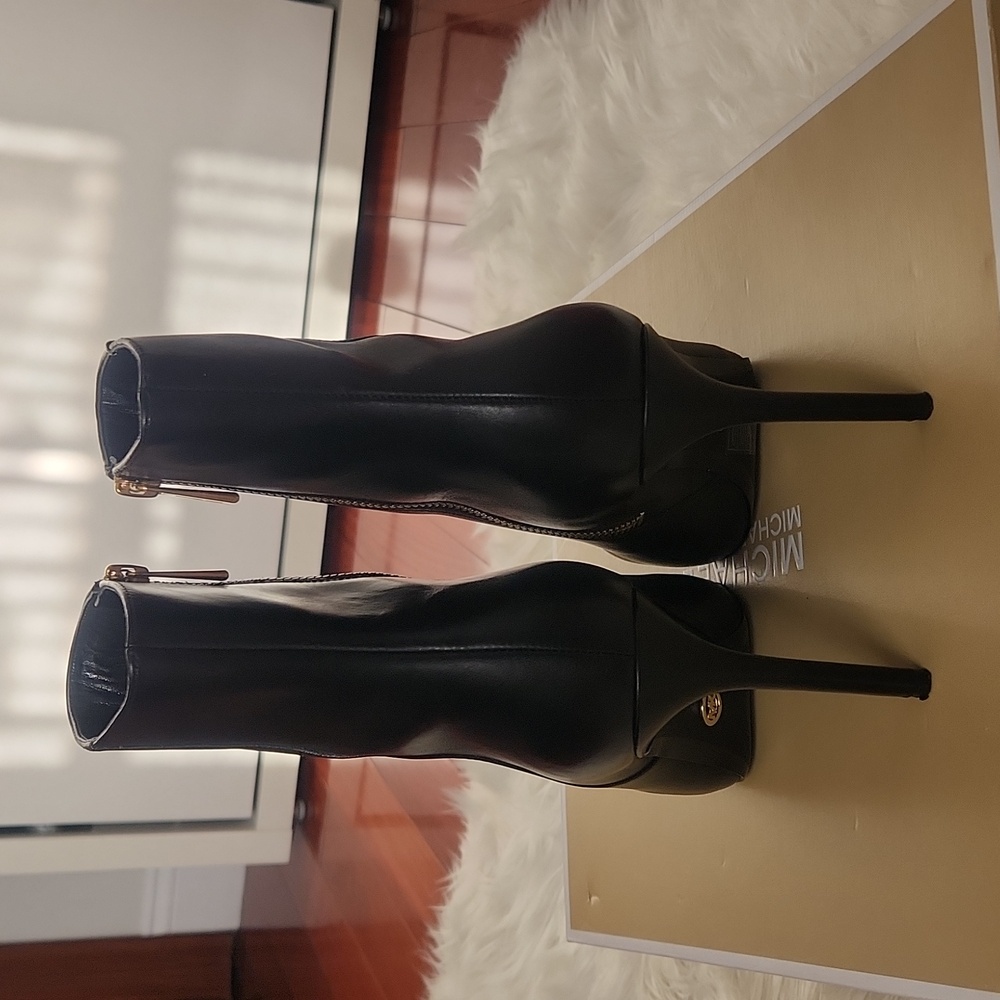 Michael Kors Leona Black Leather Bootie US size 8M used in great condition - Picture 7 of 17